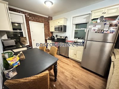 Brookline Spacious 3 Bed 2 Bath Apartment Available on Beacon Street in Brookline!!   Cleveland Circle - $4,400