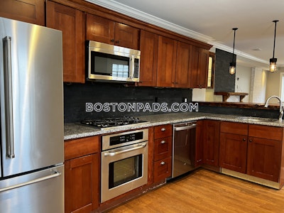 South Boston Renovated, Cozy 2 Bedroom on East 3rd St in South Boston Available NOW! Boston - $3,650 50% Fee